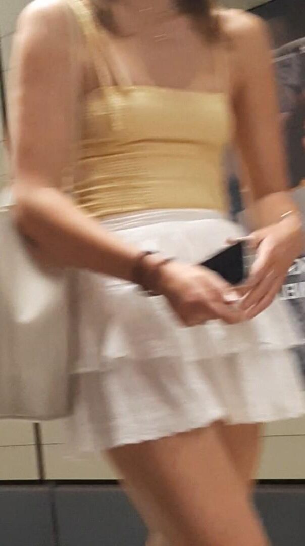 Streetgirls in skirts 