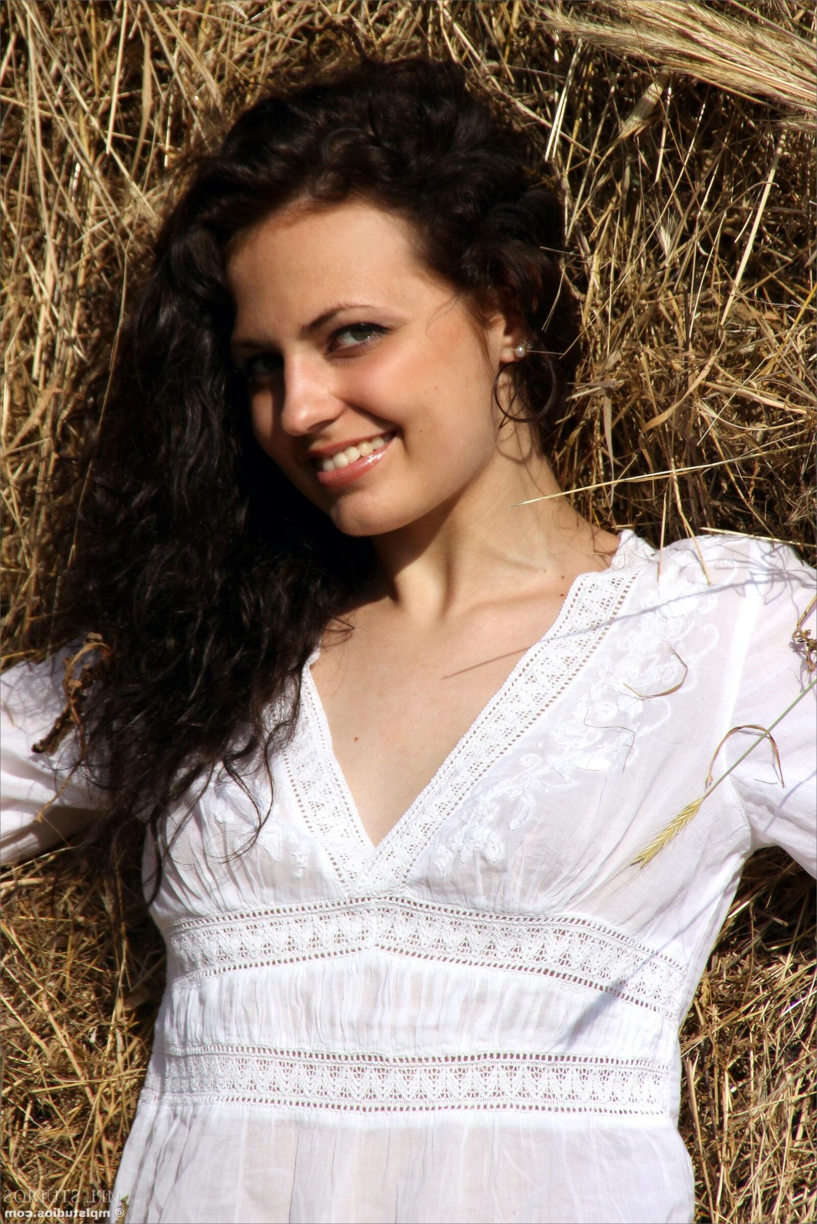 Mplstudios Sofi un rollo en el heno