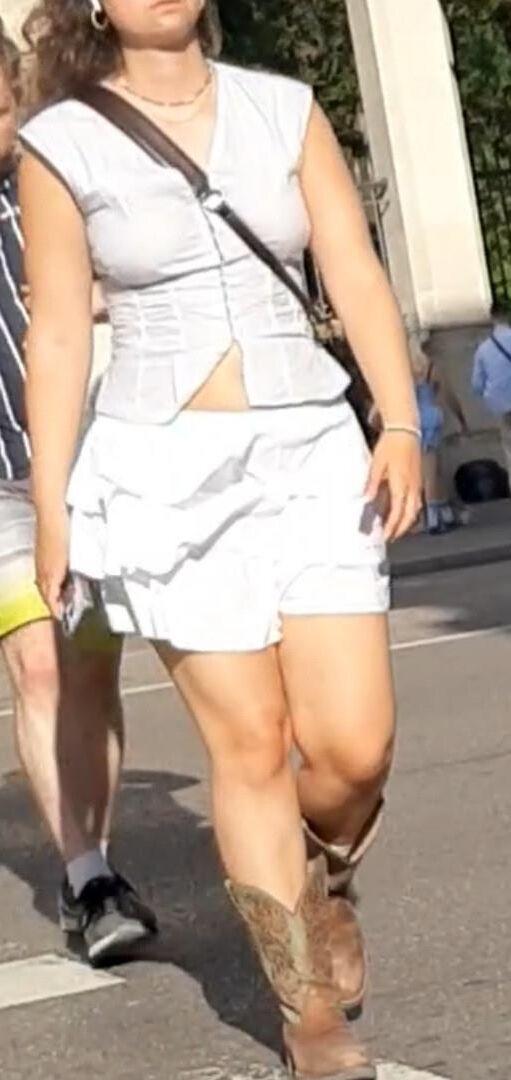 Streetgirls in skirts 