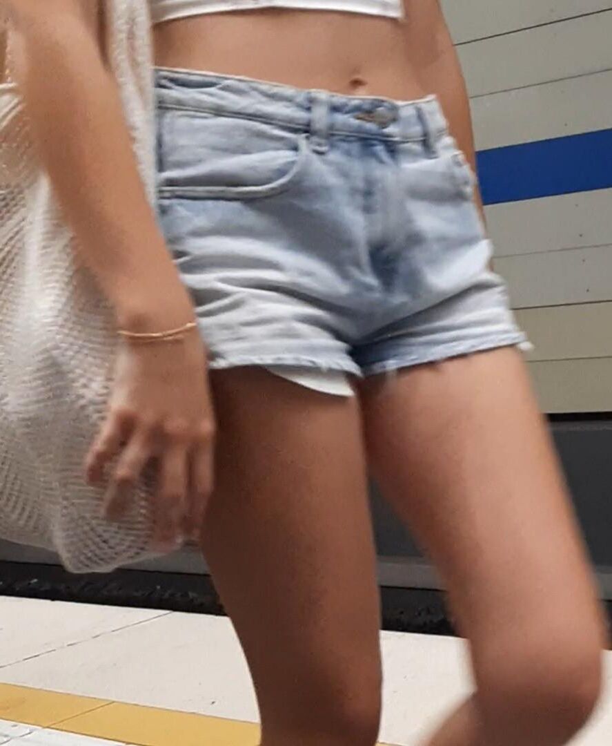 Streetgirls in shorts 