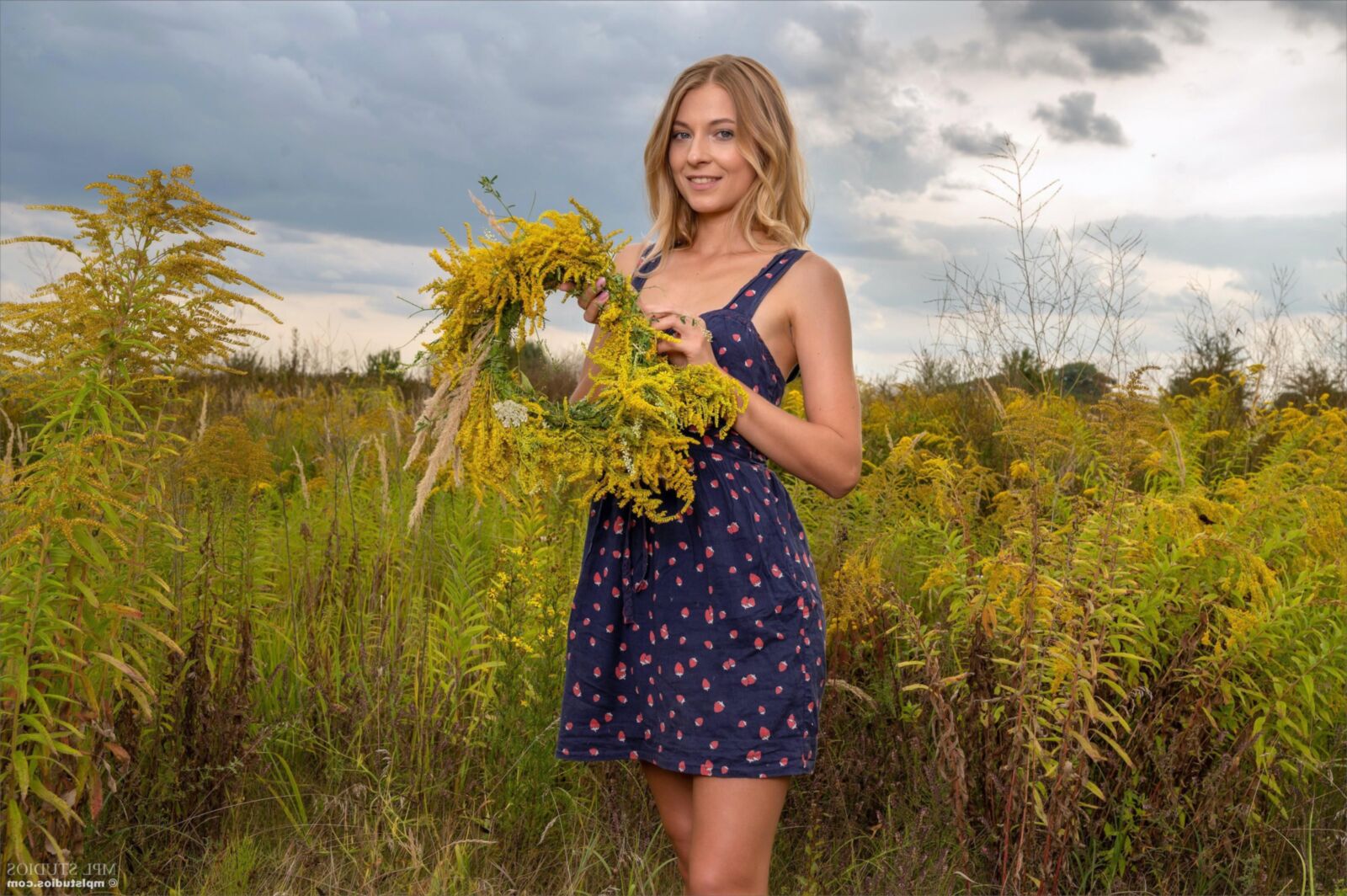 Mpstudios Emily Grace cueille des fleurs