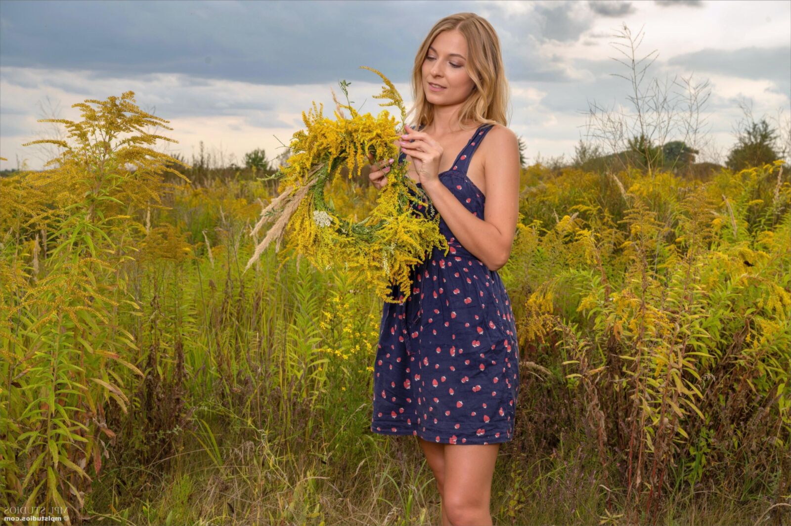 Mpstudios Emily Grace cueille des fleurs