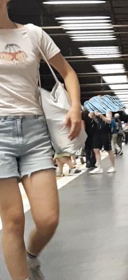 Streetgirls in shorts 