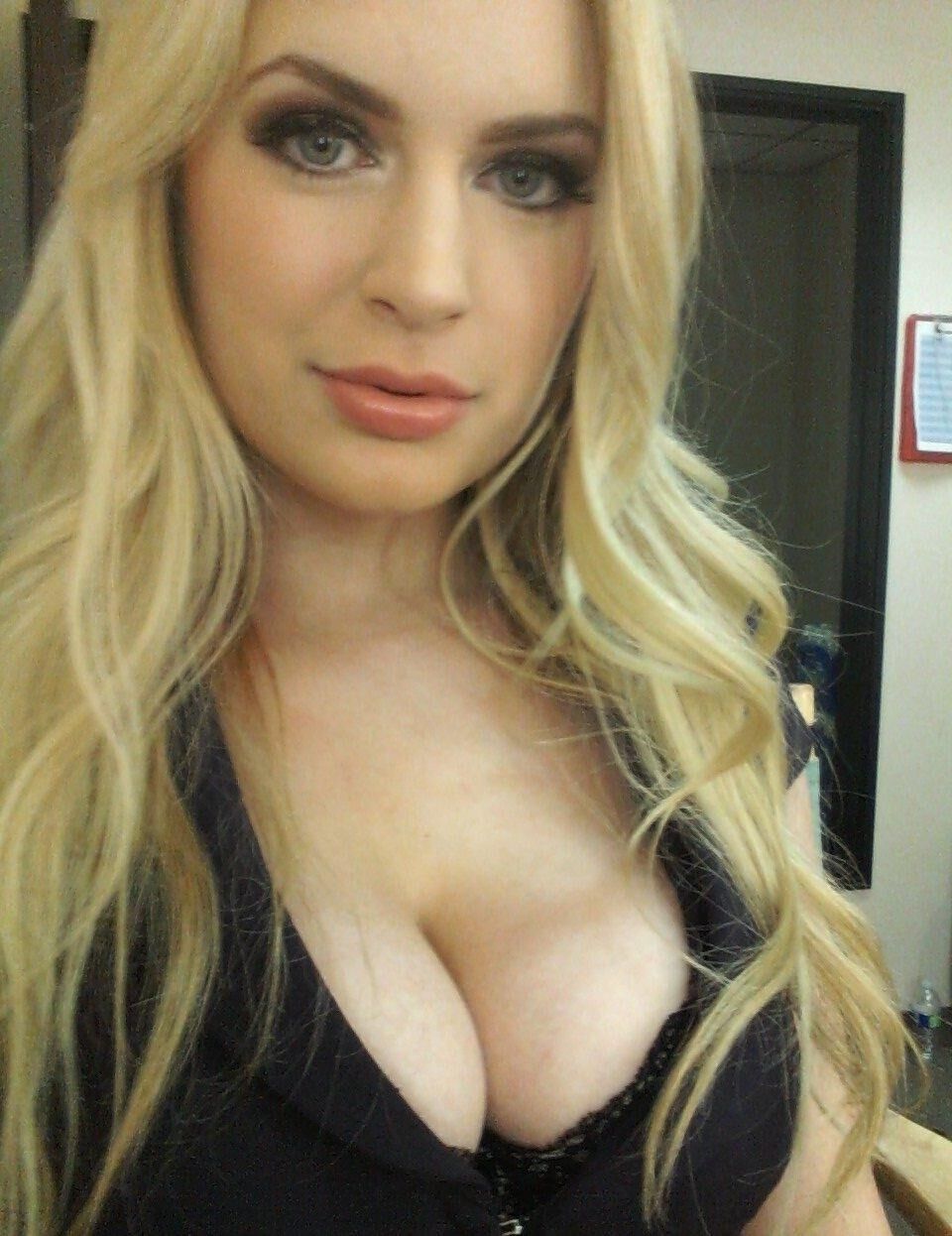 Hot blonde allemand Big Tit teen Sandra de Francfort exposé