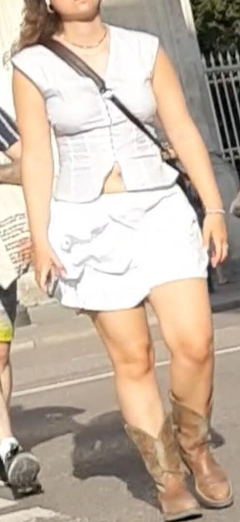 Streetgirls in skirts 