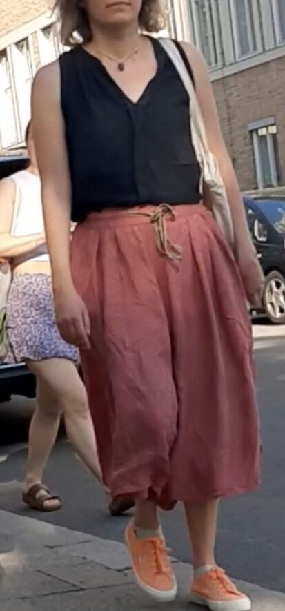 Streetgirls in skirts 