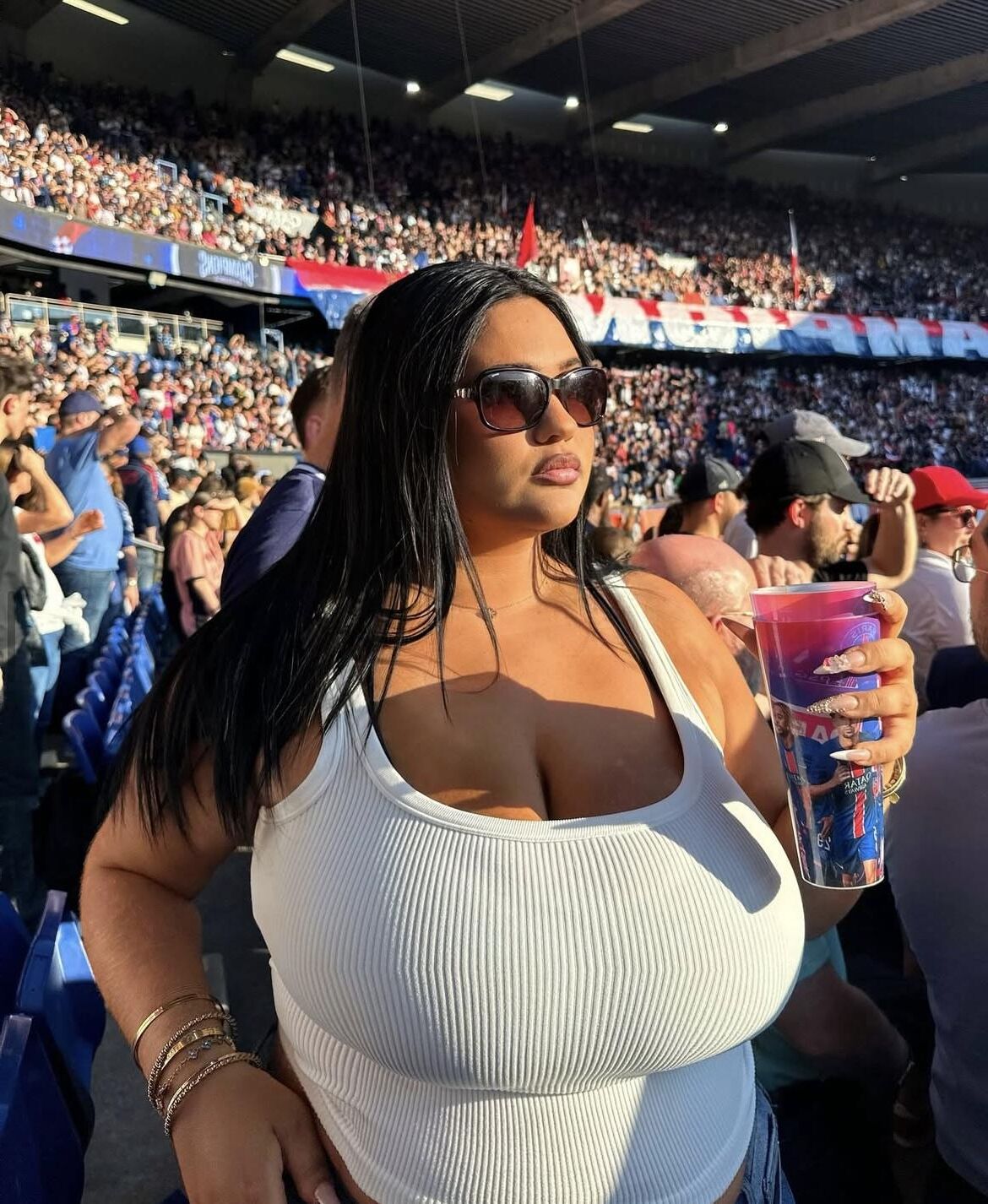 Marie, Grosse Vache A Vioier Dans Une Ruelle (vagabunda francesa BBW)