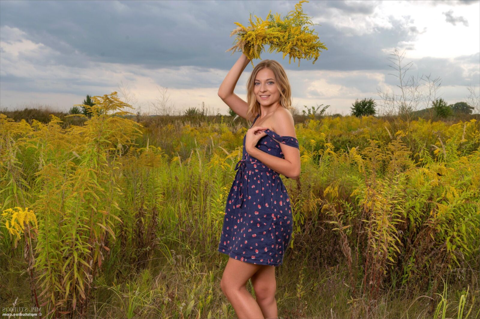 Mpstudios Emily Grace cueille des fleurs
