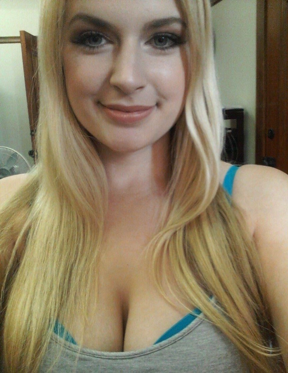 Hot blonde allemand Big Tit teen Sandra de Francfort exposé