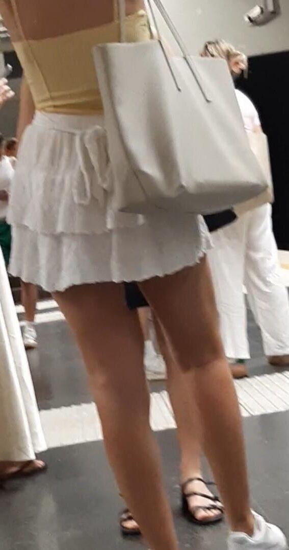Streetgirls in skirts 