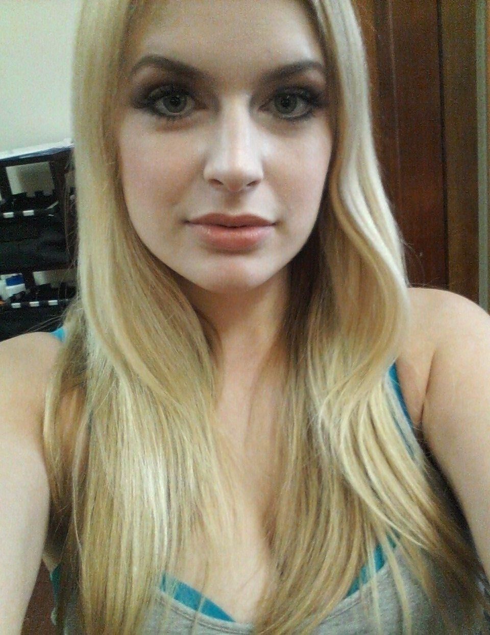 Hot blonde allemand Big Tit teen Sandra de Francfort exposé
