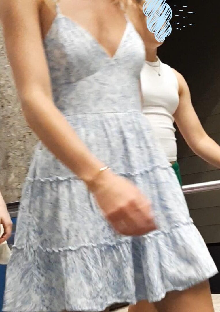 Streetgirls in skirts 