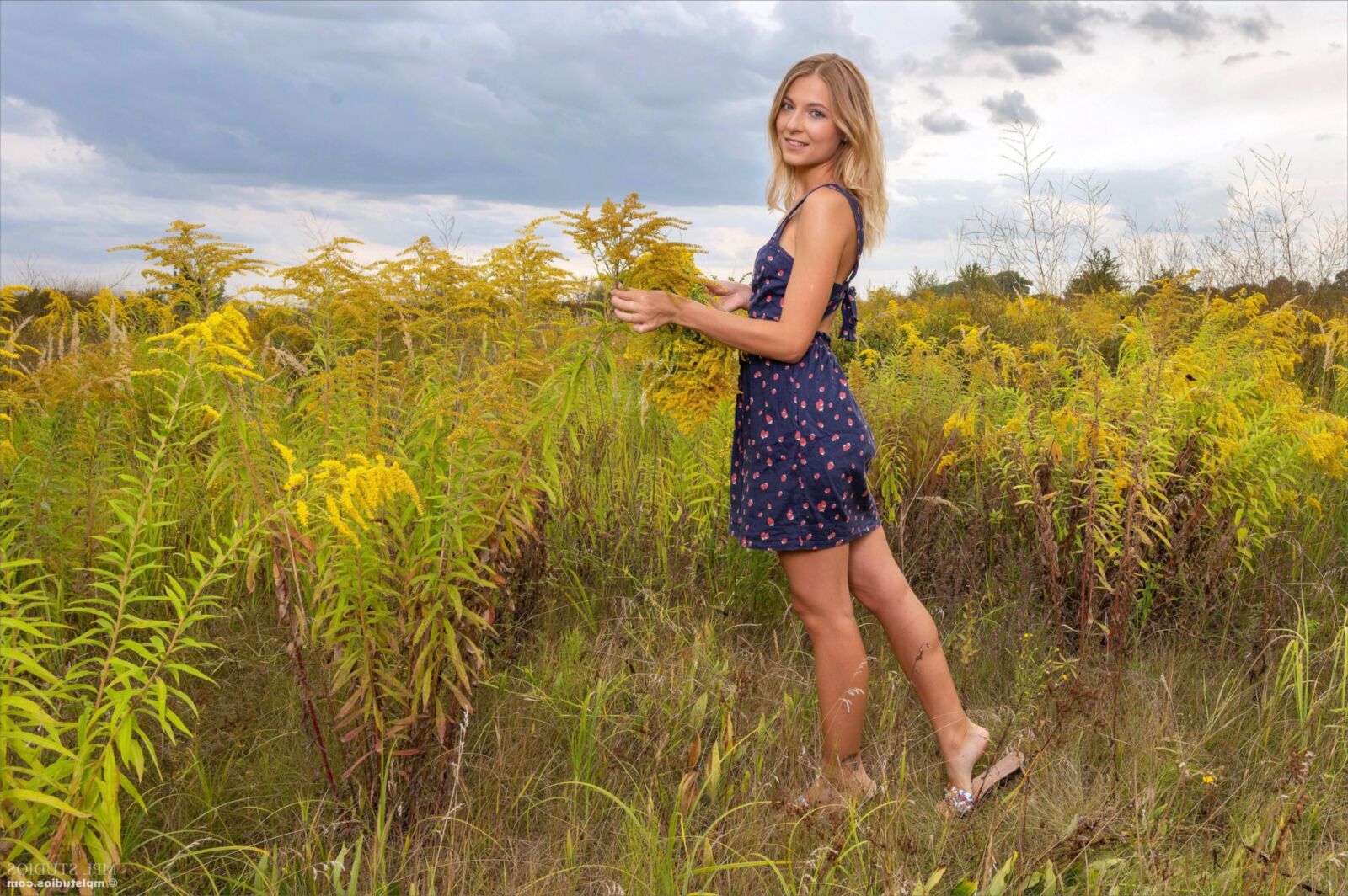 Mpstudios Emily Grace cueille des fleurs