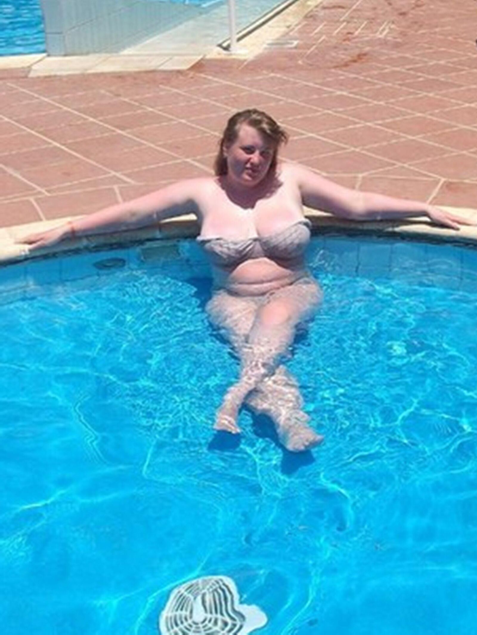 Nn una chica curvilínea tetona está de vacaciones en Turquía