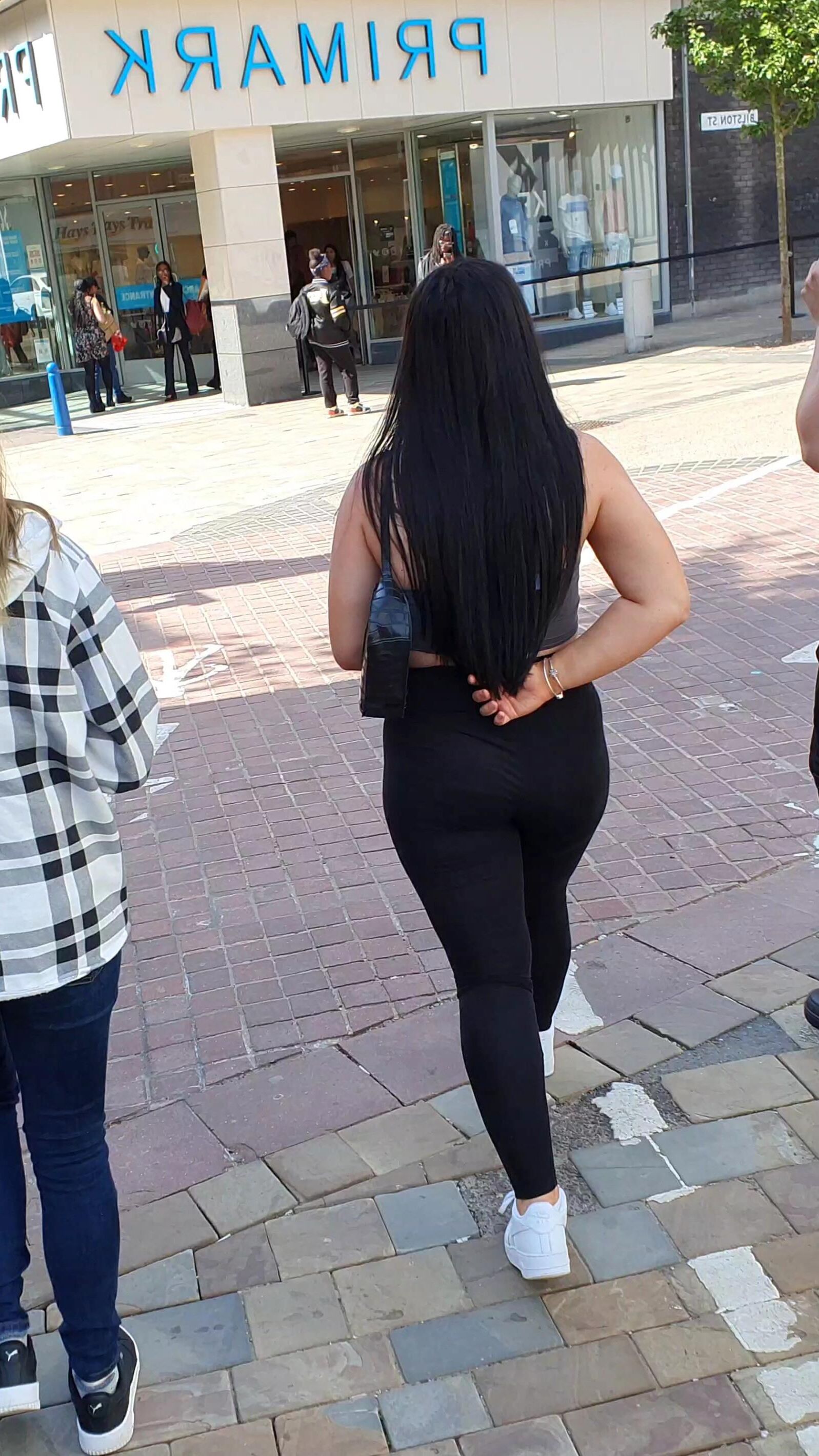 [CANDID] CHAV SHOWS OFF HER BIG BUBBLE BUTT
