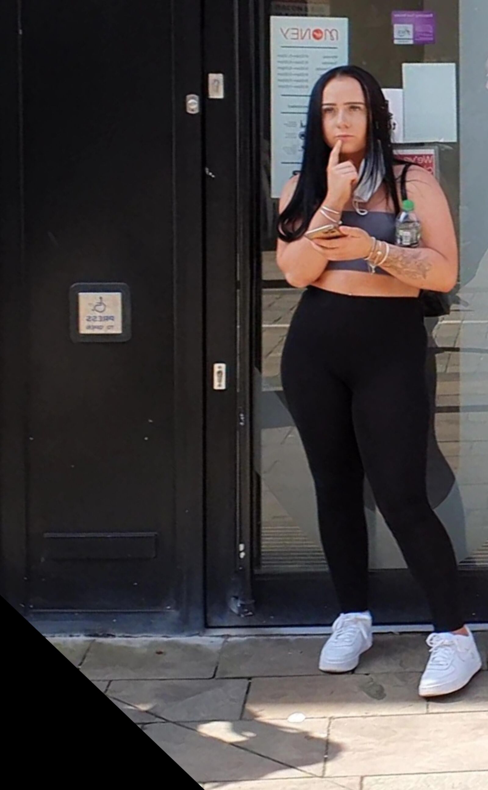 [CANDID] CHAV SHOWS OFF HER BIG BUBBLE BUTT