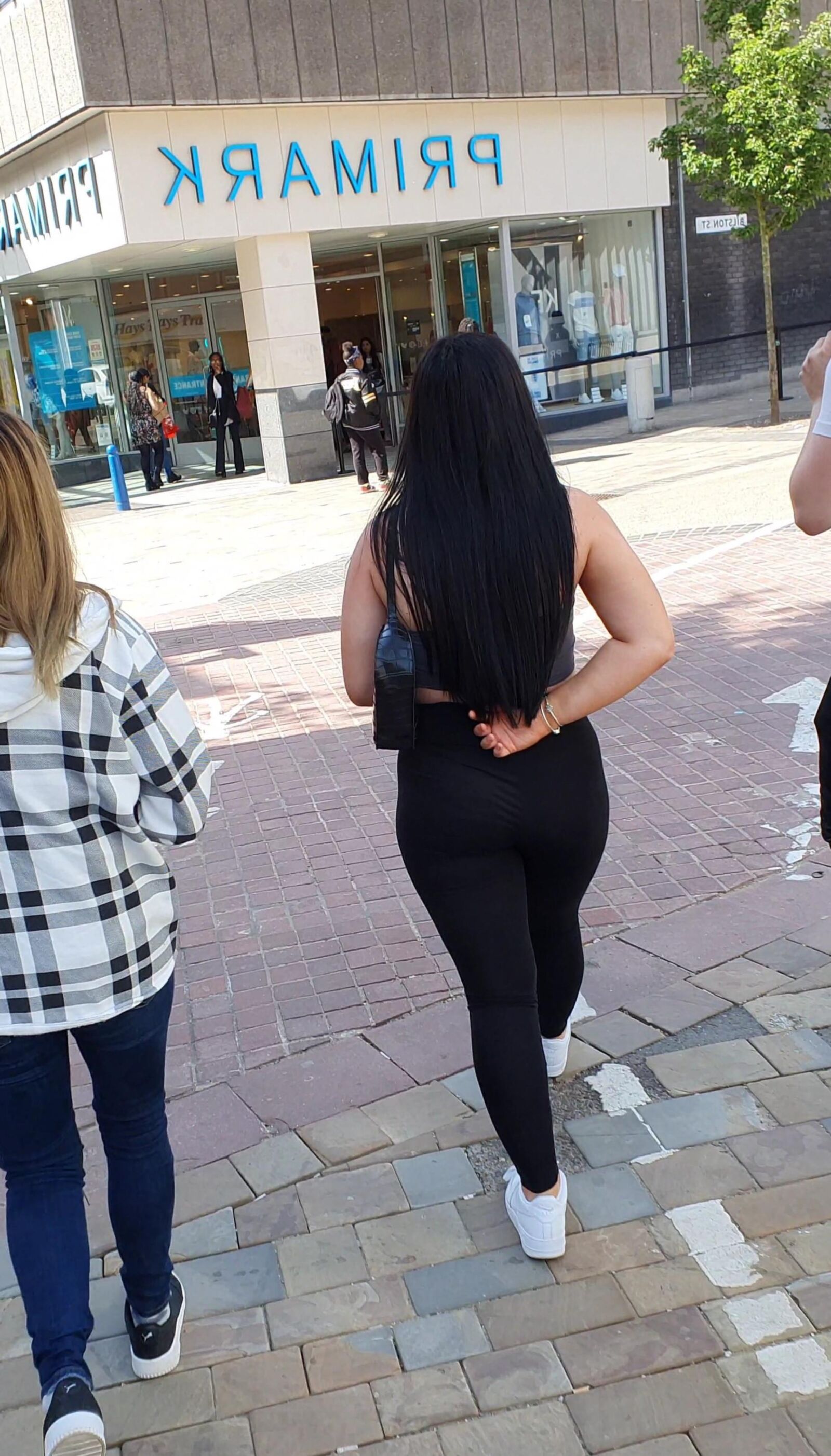 [CANDID] CHAV SHOWS OFF HER BIG BUBBLE BUTT