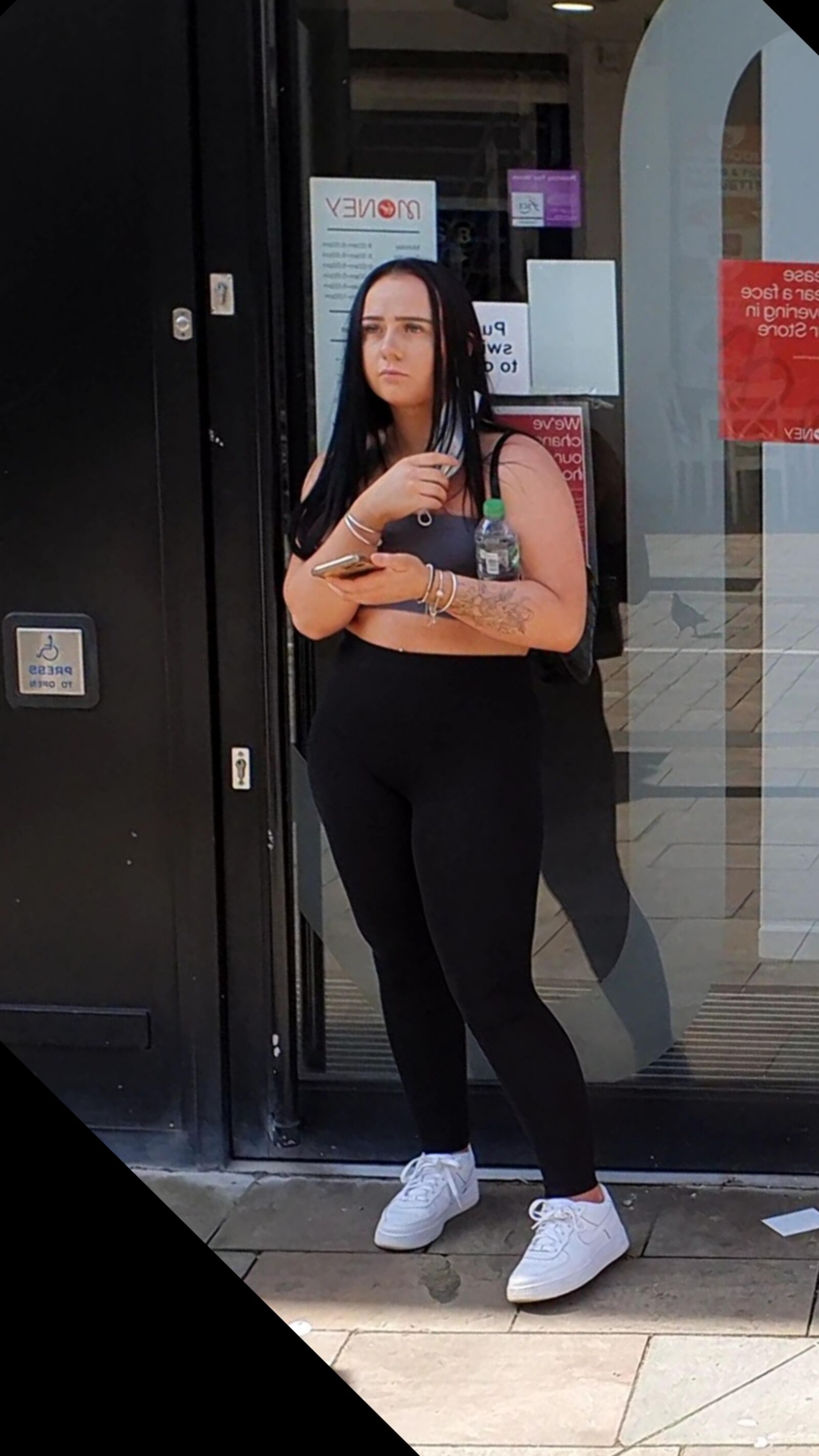 [CANDID] CHAV SHOWS OFF HER BIG BUBBLE BUTT