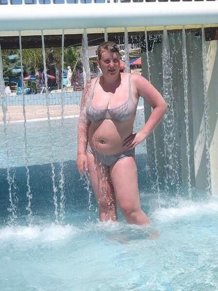 Nn una chica curvilínea tetona está de vacaciones en Turquía