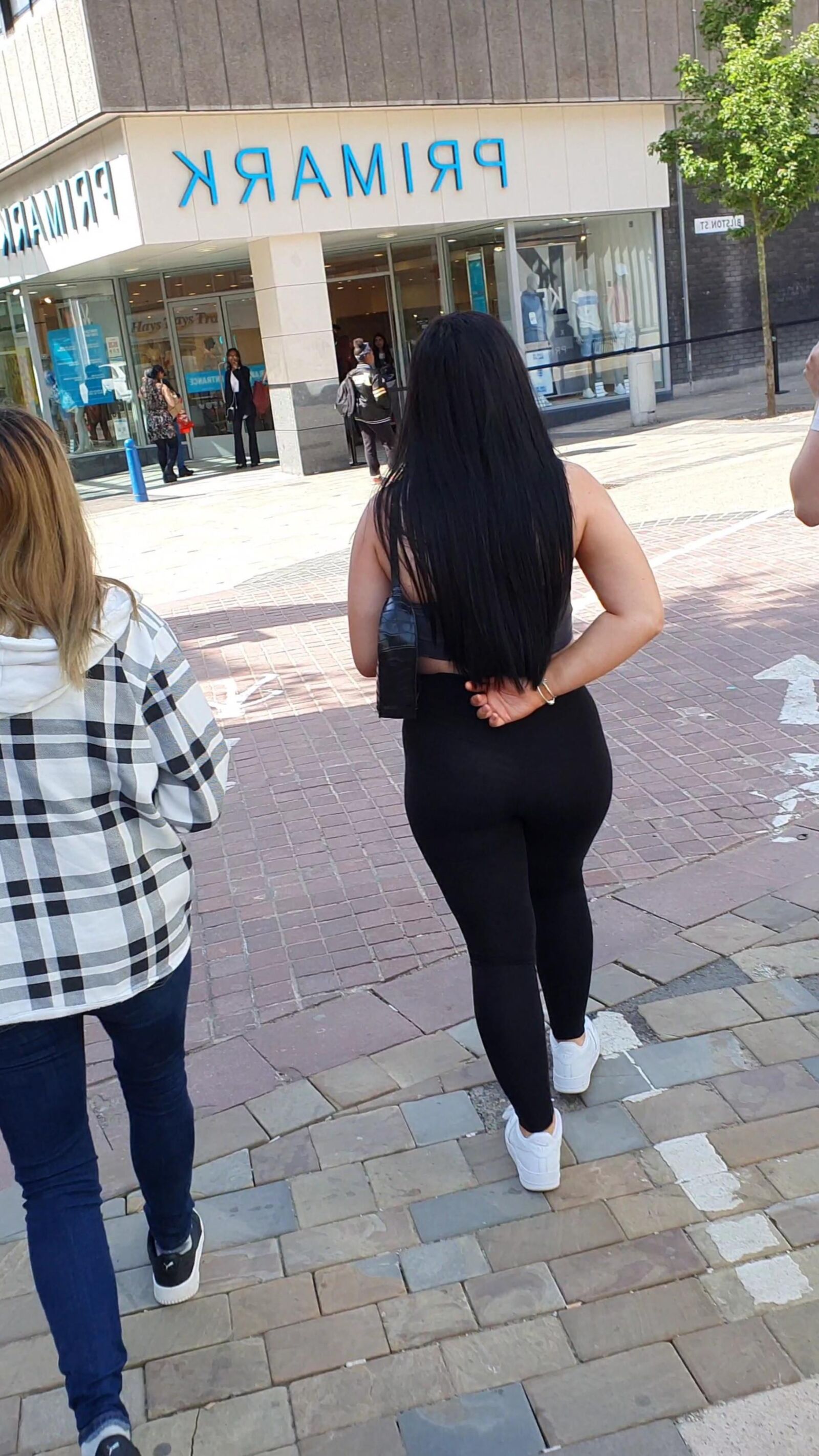 [CANDID] CHAV SHOWS OFF HER BIG BUBBLE BUTT