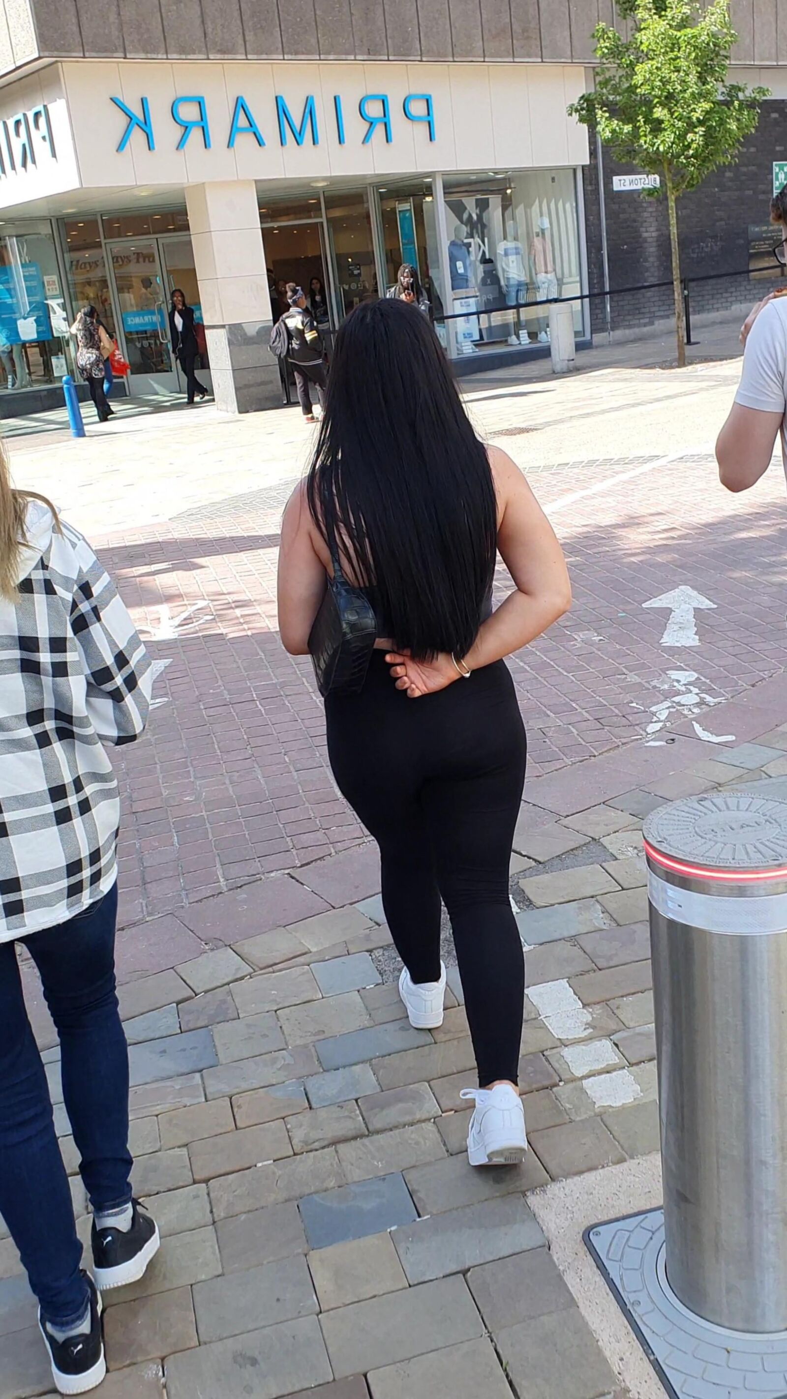 [CANDID] CHAV SHOWS OFF HER BIG BUBBLE BUTT