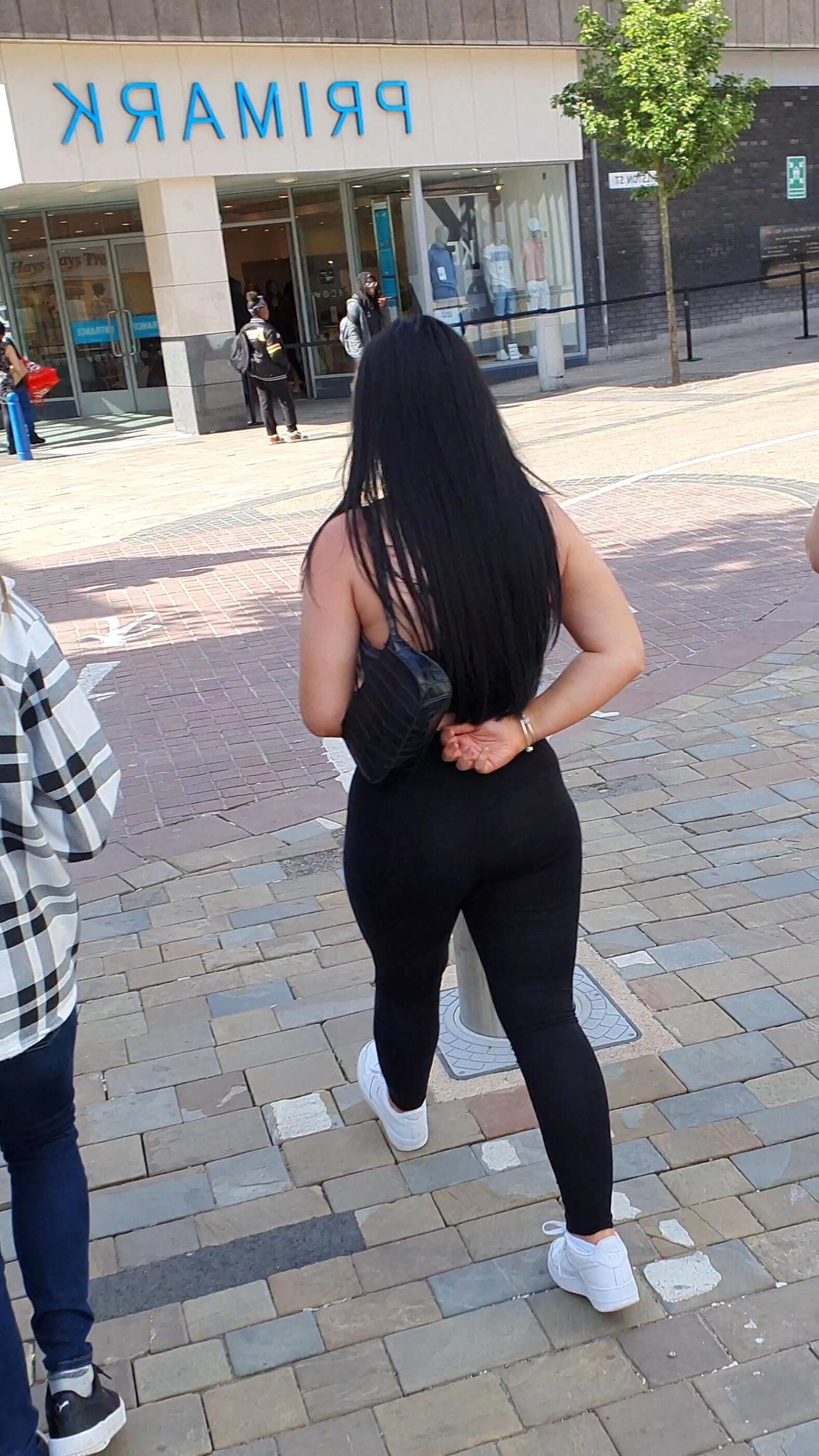 [CANDID] CHAV SHOWS OFF HER BIG BUBBLE BUTT