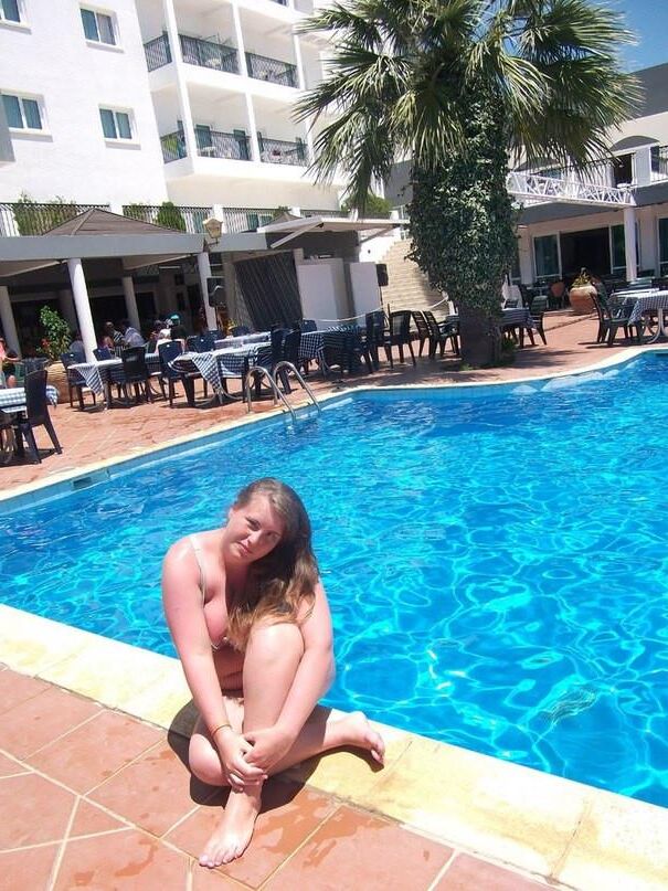 Nn una chica curvilínea tetona está de vacaciones en Turquía