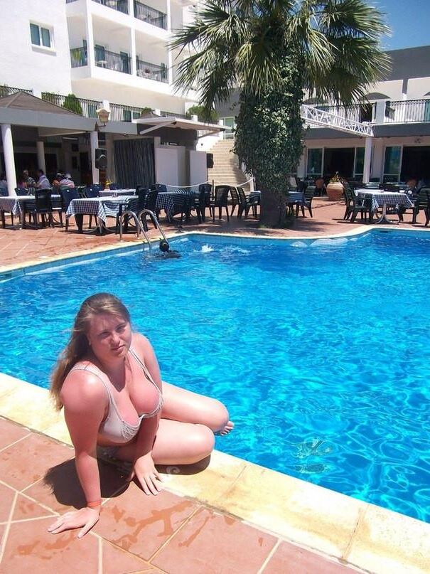 Nn una chica curvilínea tetona está de vacaciones en Turquía