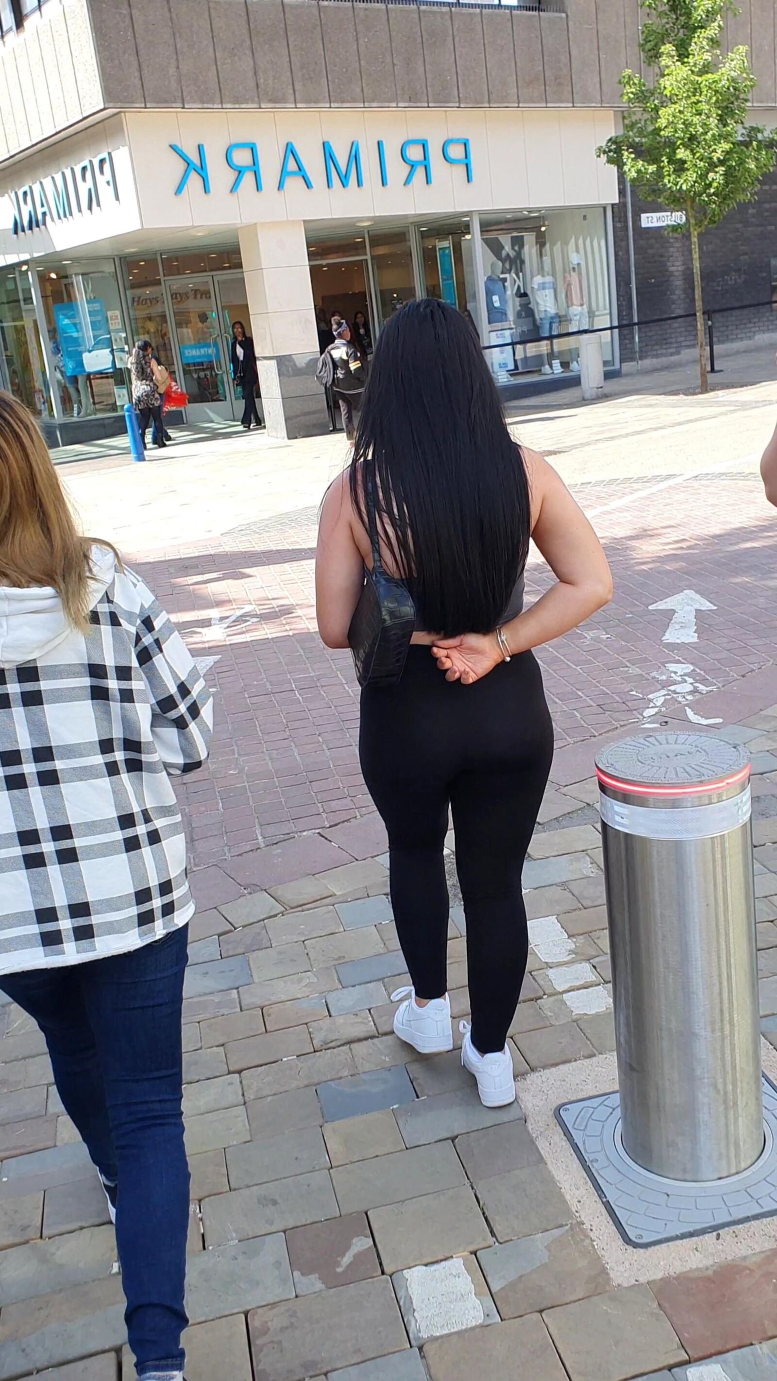 [CANDID] CHAV SHOWS OFF HER BIG BUBBLE BUTT