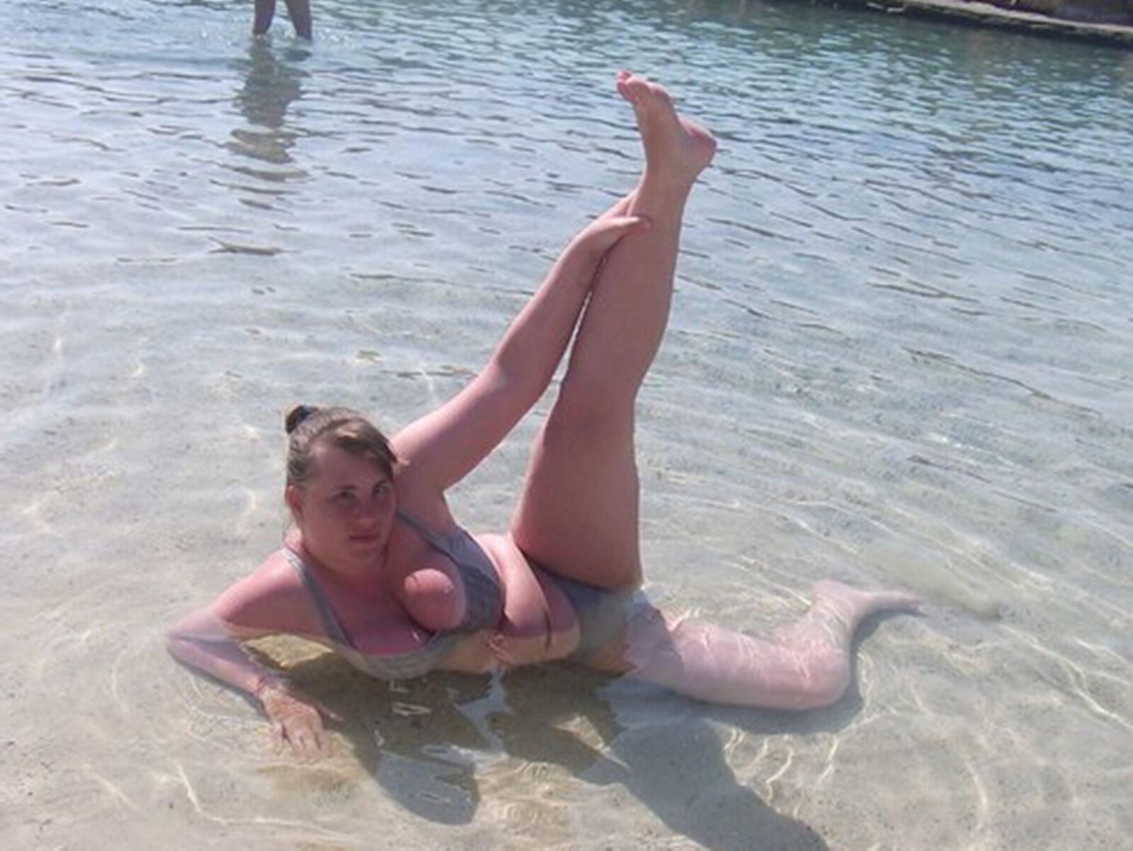 Nn una chica curvilínea tetona está de vacaciones en Turquía
