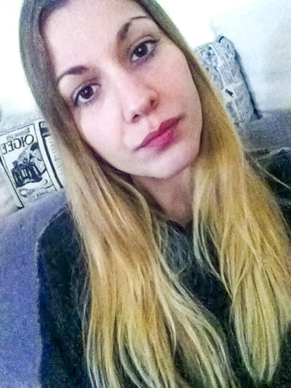 Horny Posing GF for dirty comments and cum tributes