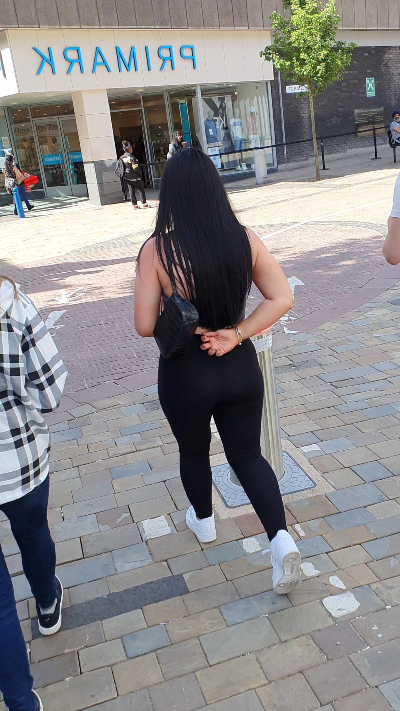 [CANDID] CHAV SHOWS OFF HER BIG BUBBLE BUTT