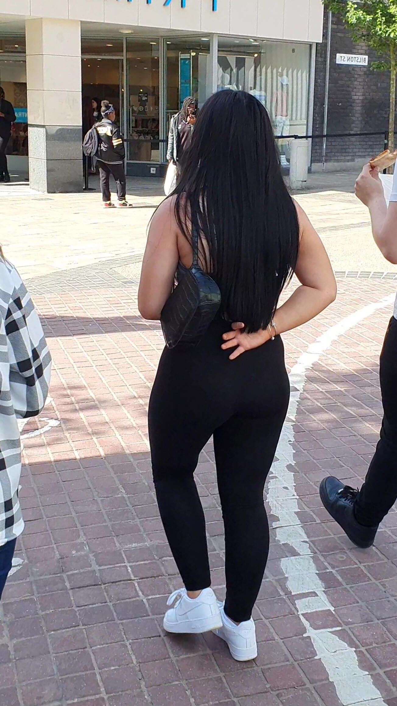 [CANDID] CHAV SHOWS OFF HER BIG BUBBLE BUTT