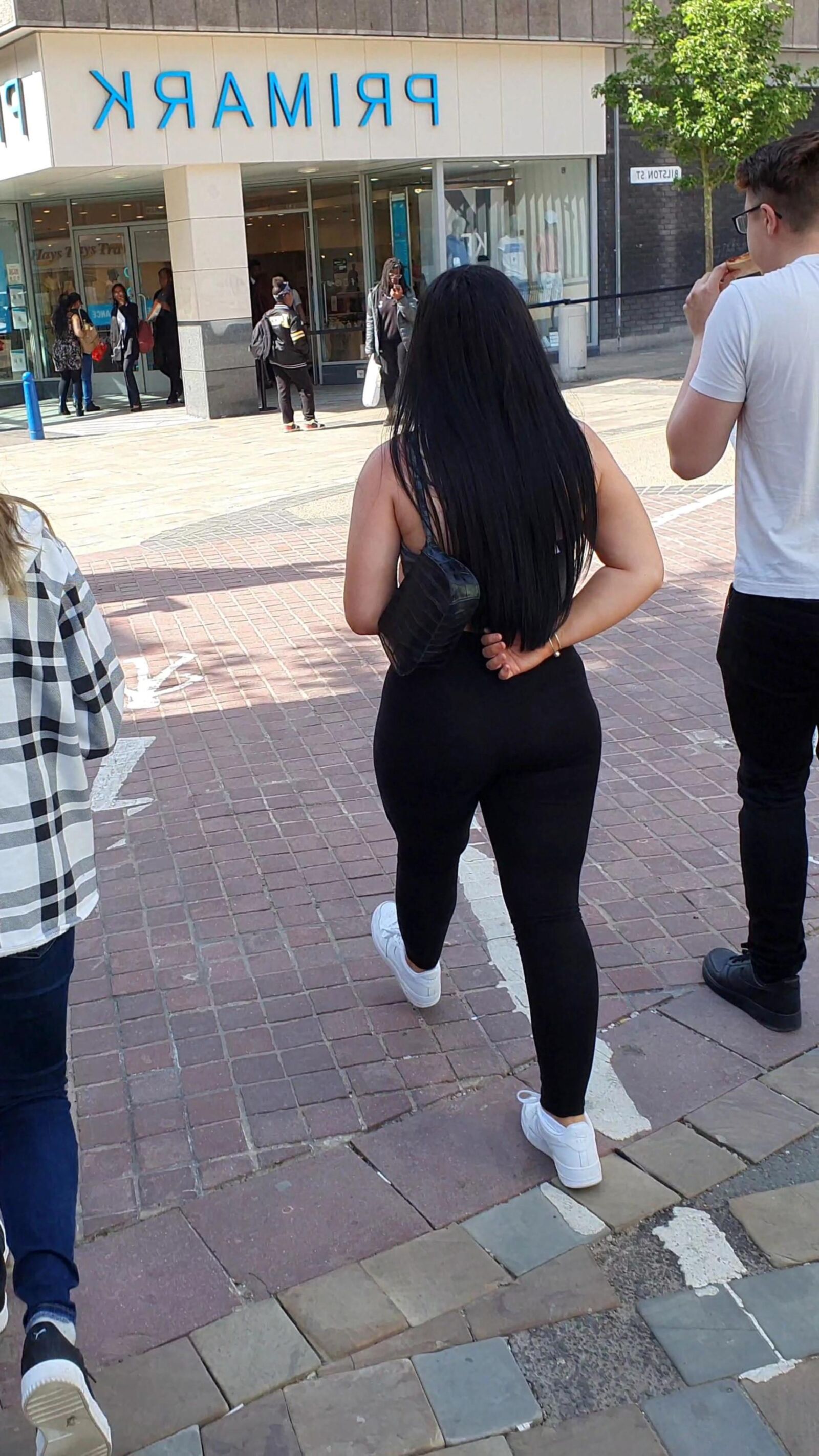 [CANDID] CHAV SHOWS OFF HER BIG BUBBLE BUTT