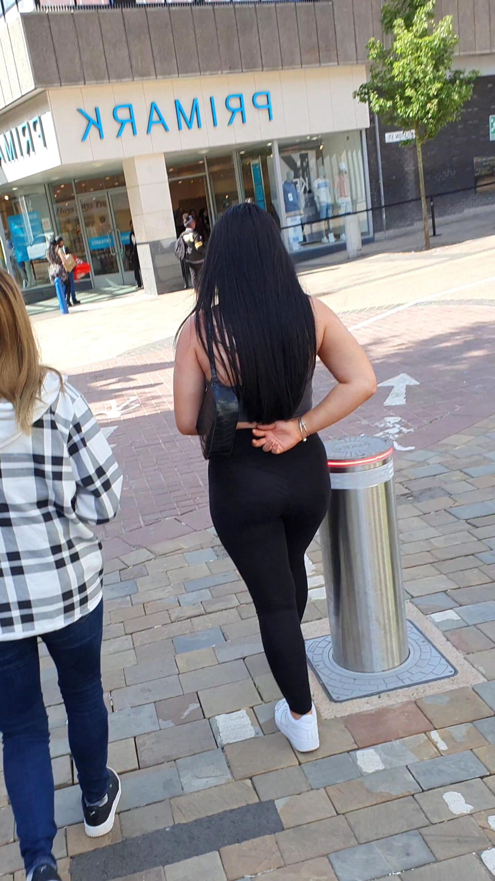 [CANDID] CHAV SHOWS OFF HER BIG BUBBLE BUTT