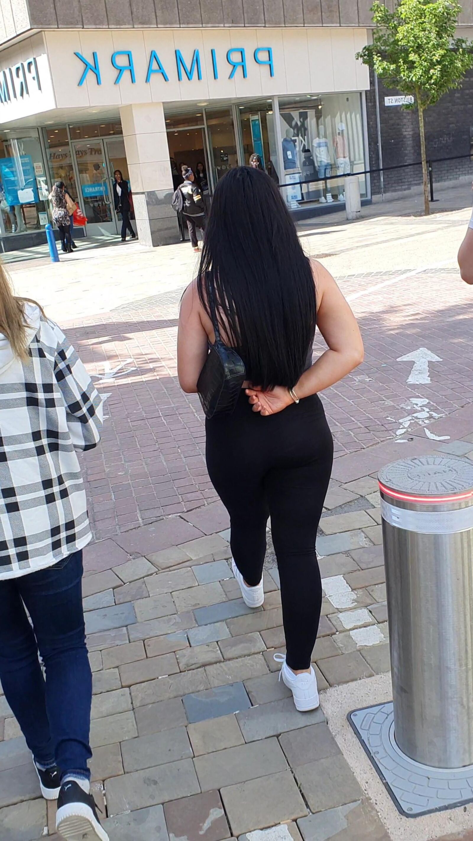[CANDID] CHAV SHOWS OFF HER BIG BUBBLE BUTT