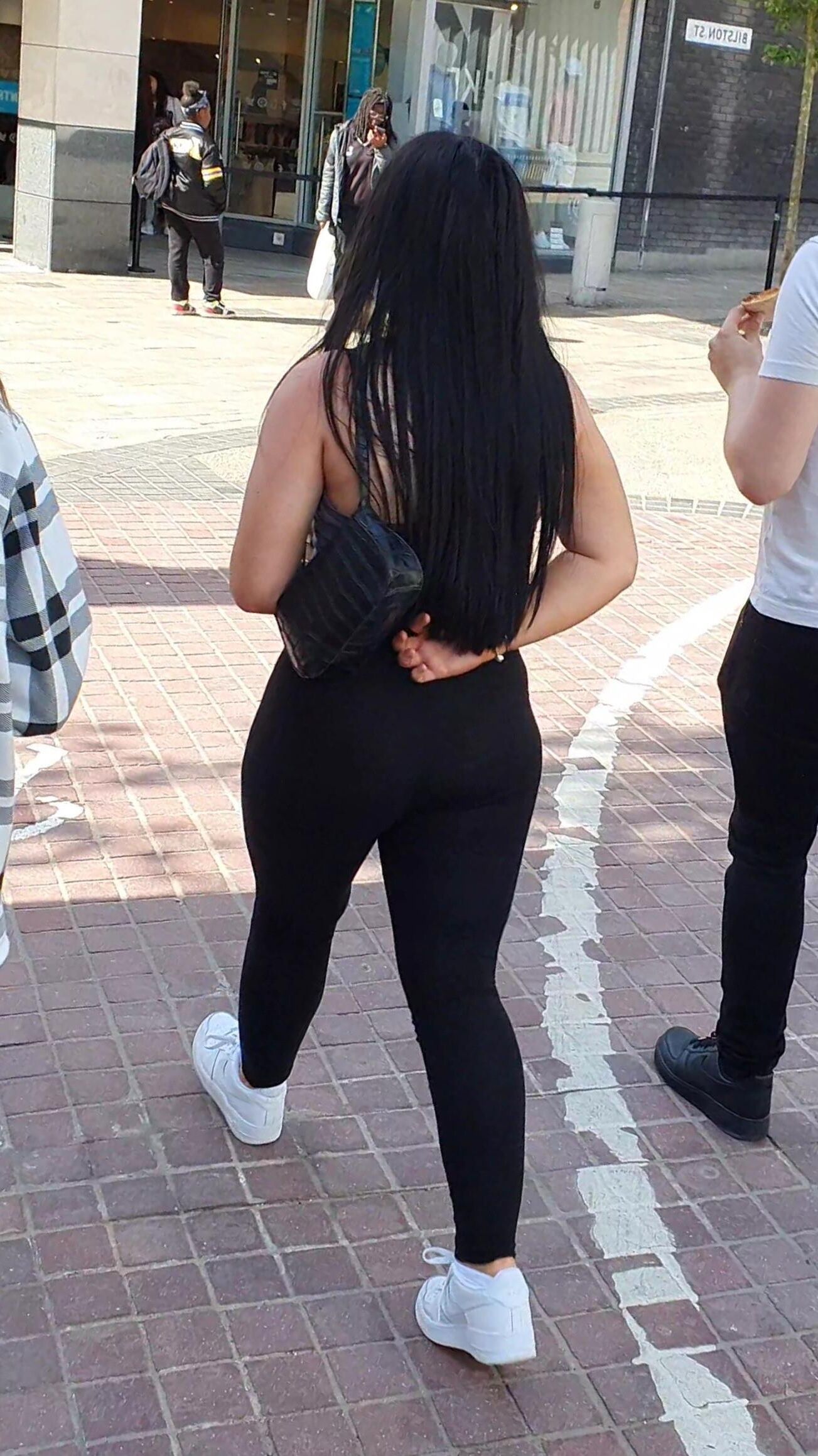 [CANDID] CHAV SHOWS OFF HER BIG BUBBLE BUTT