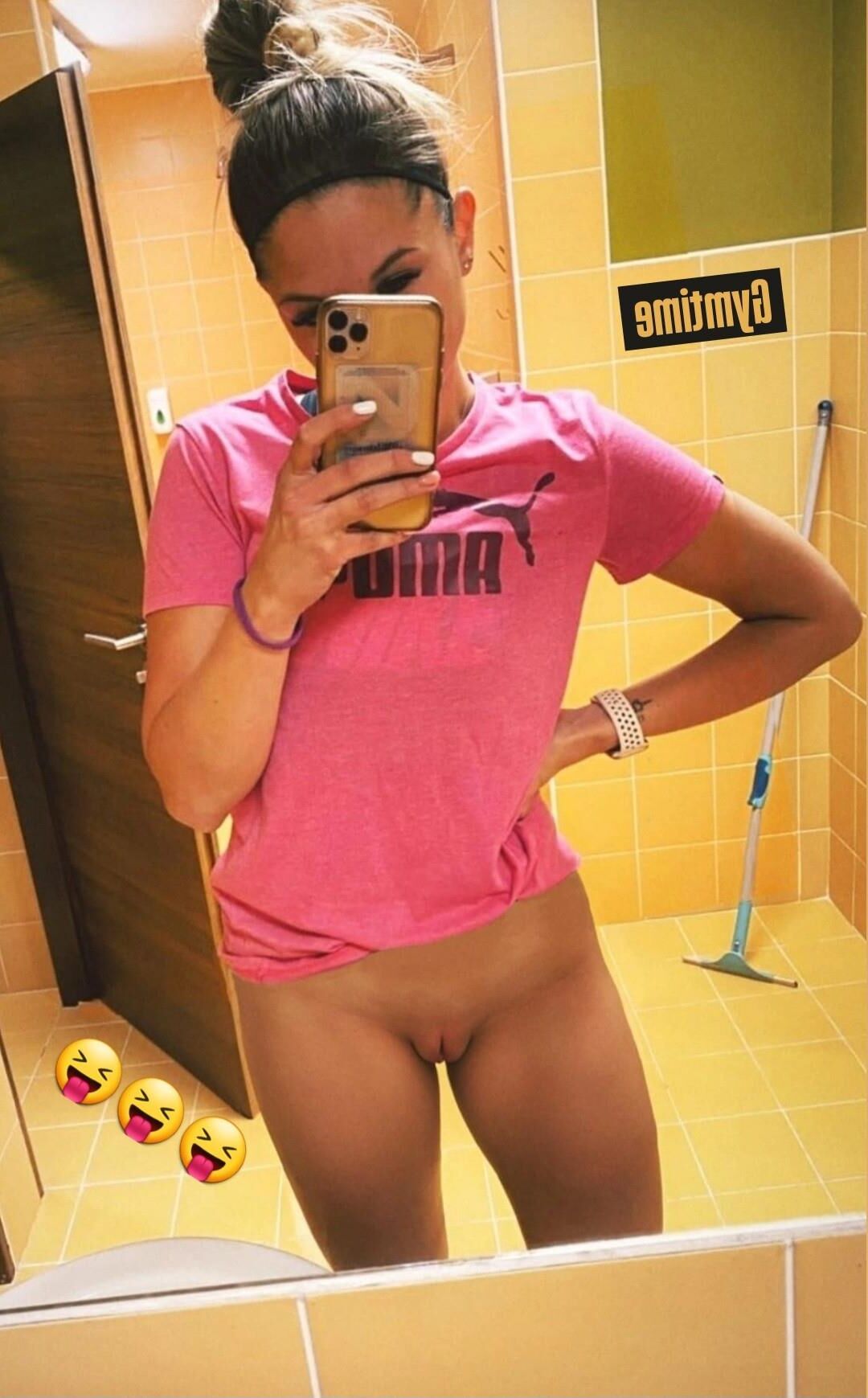 Teen nude selfie 