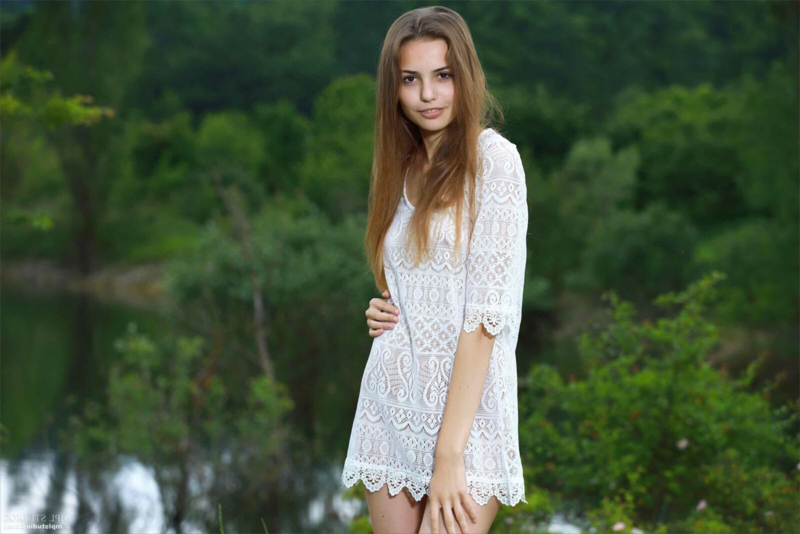Mplstudios elle colhendo flores