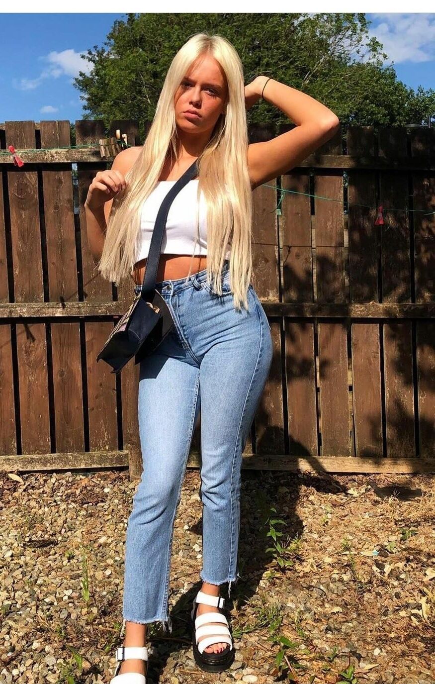 Caitlin expôs seus enormes peitos britânicos em um pornô