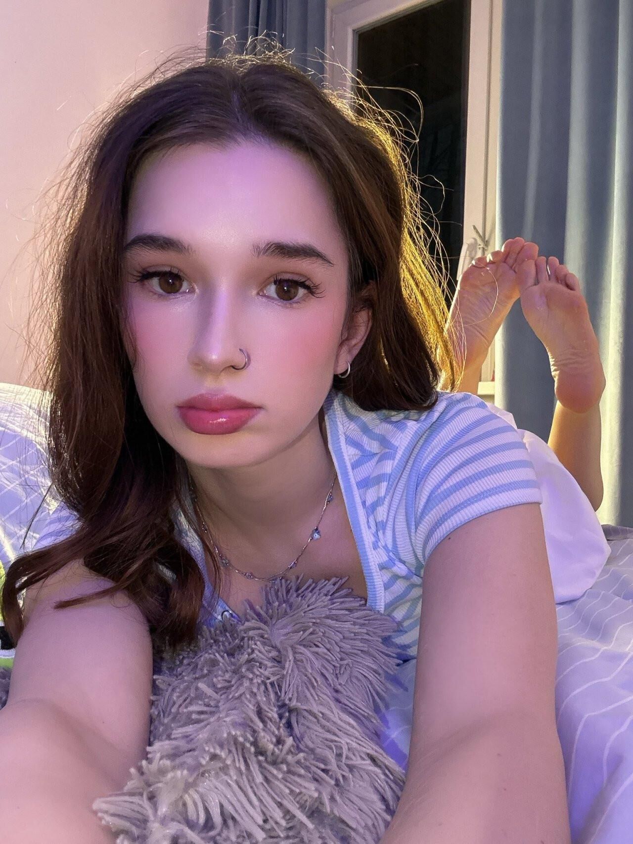 Sonis cute feet
