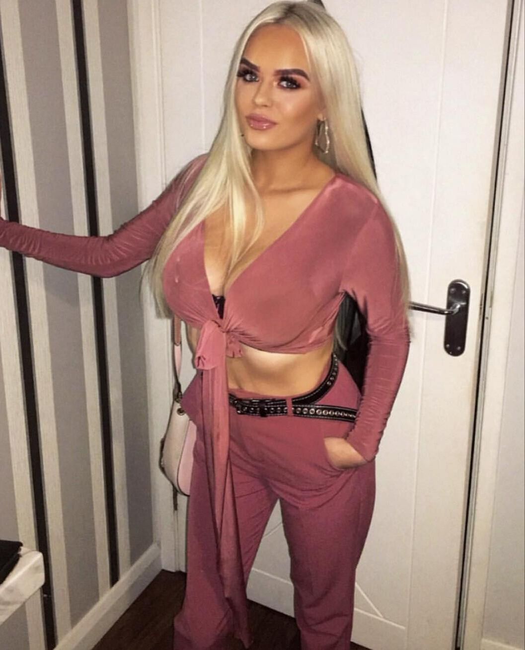 Caitlin expôs seus enormes peitos britânicos em um pornô