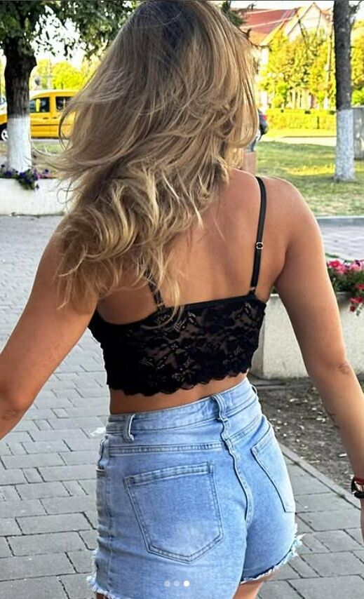 Adolescente gitana serbia con strong culo parte II