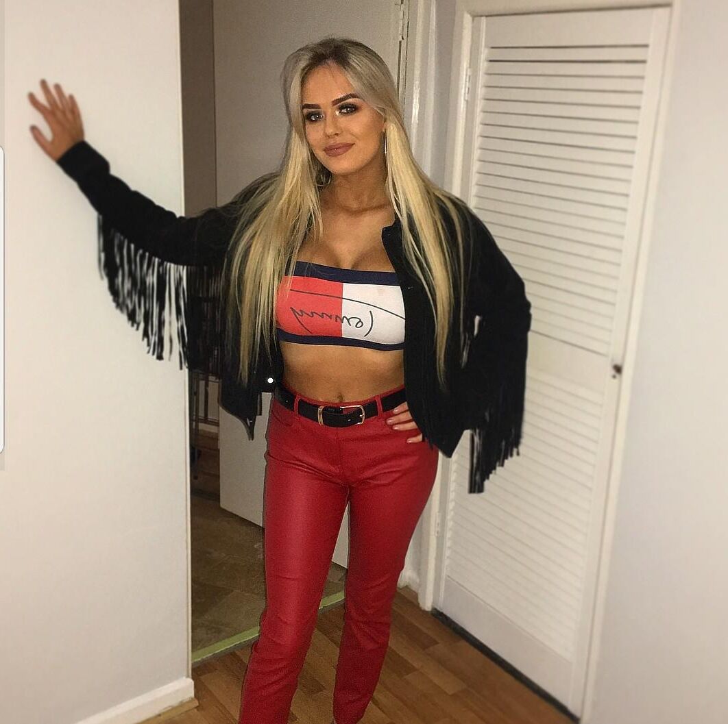 Caitlin expôs seus enormes peitos britânicos em um pornô