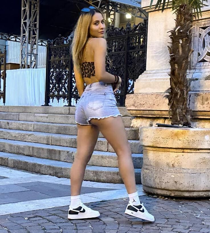Adolescente gitana serbia con strong culo parte II