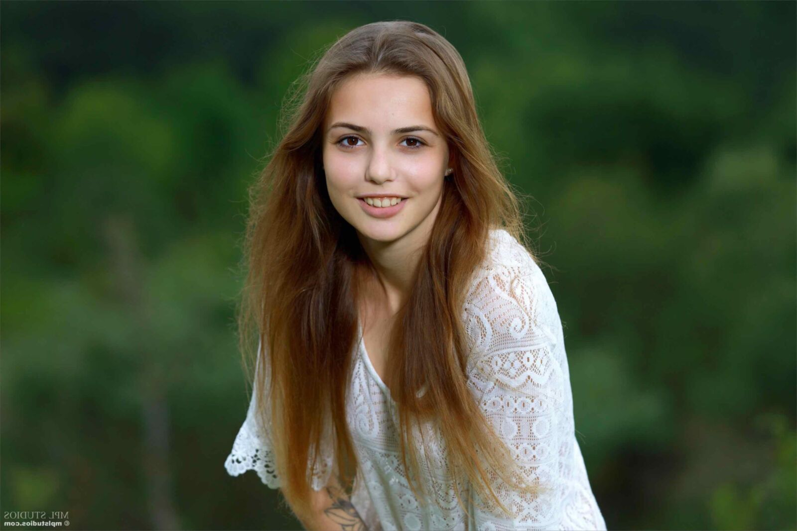 Mplstudios elle colhendo flores