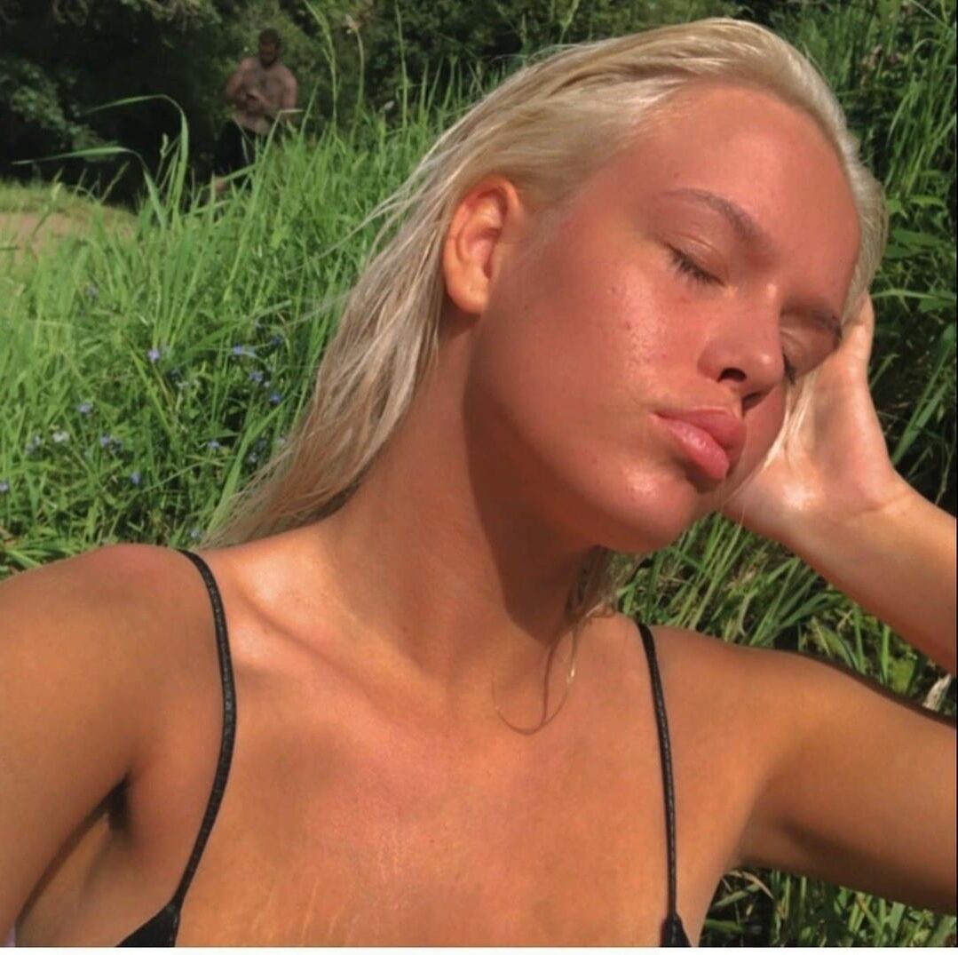 Caitlin expôs seus enormes peitos britânicos em um pornô