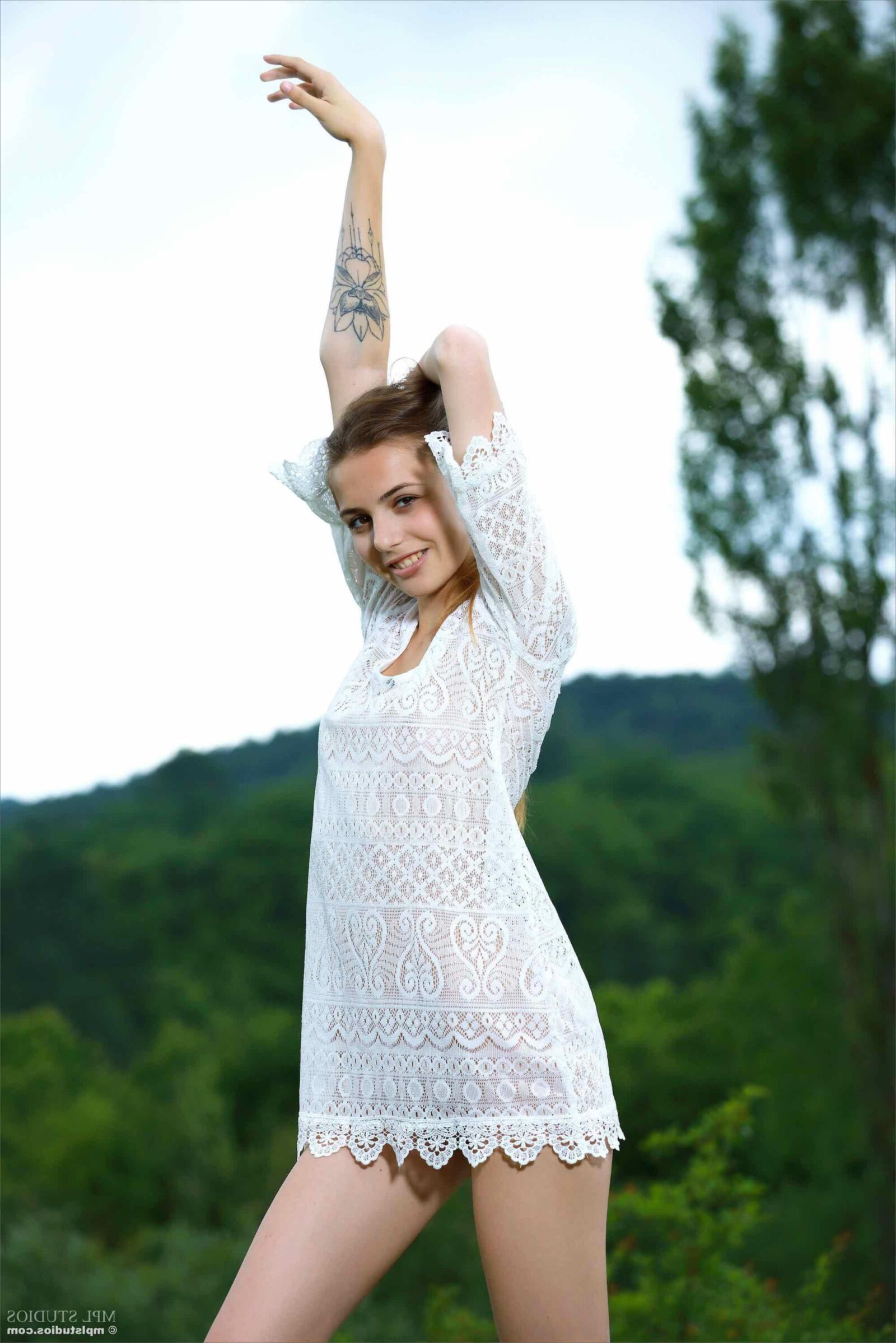 Mplstudios elle colhendo flores