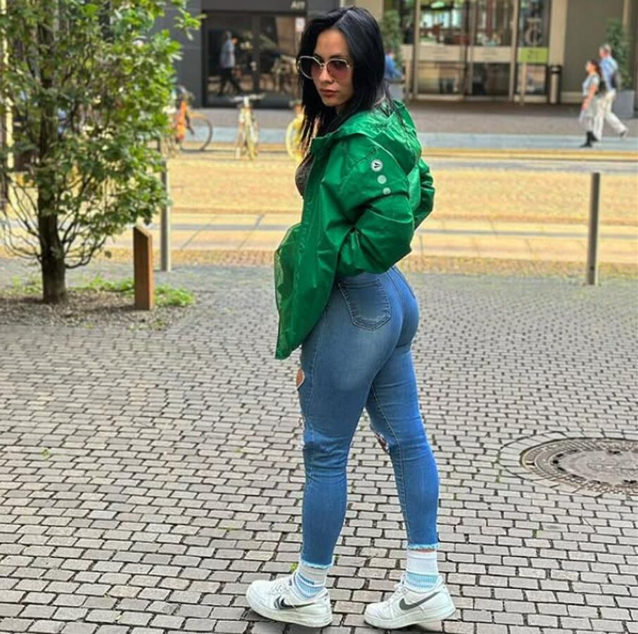 Adolescente gitana serbia con strong culo parte II