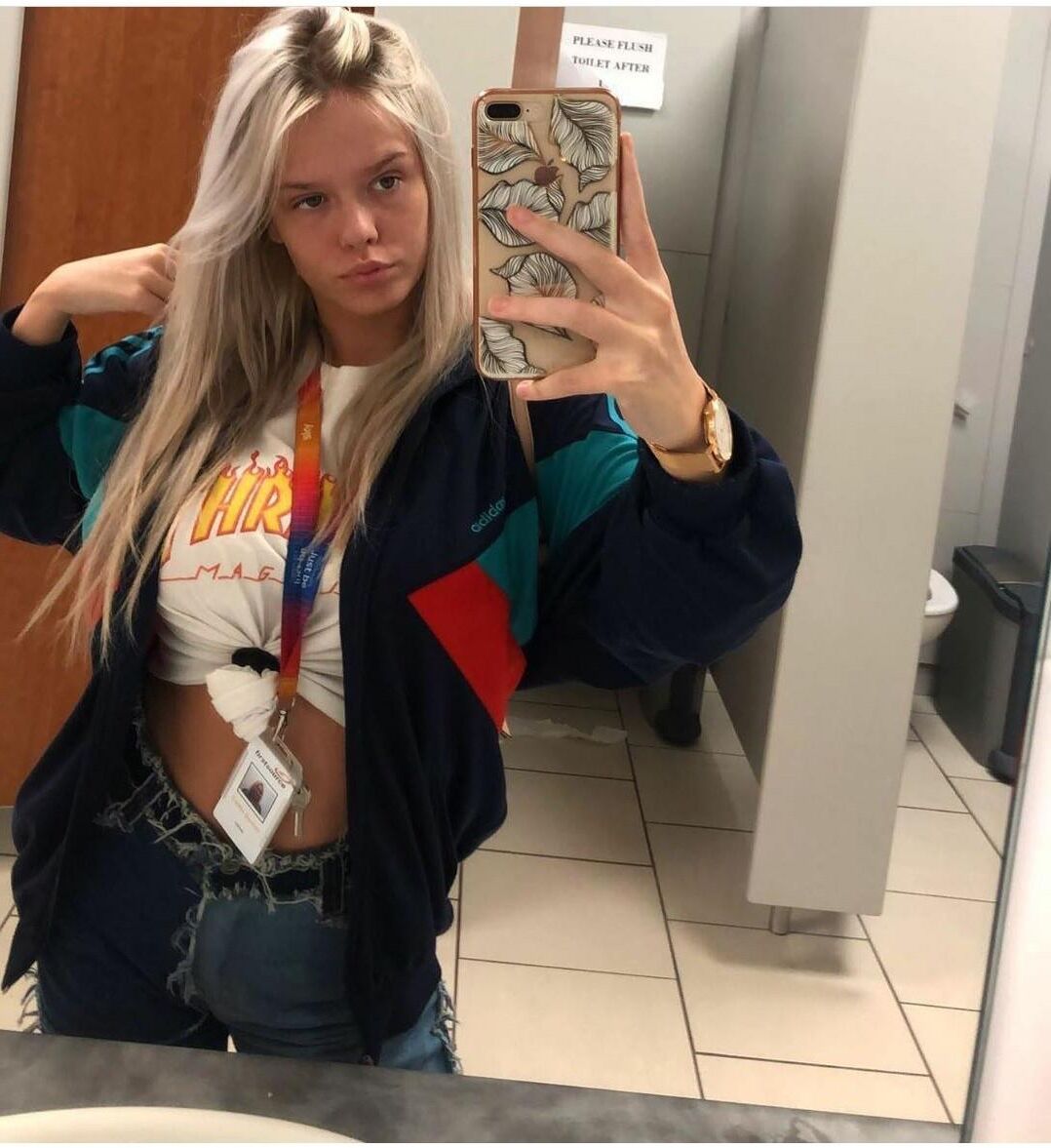 Caitlin expôs seus enormes peitos britânicos em um pornô